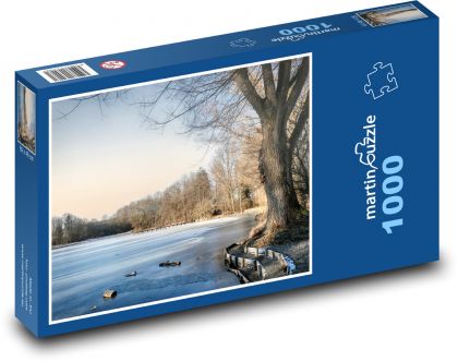 Zamrzlé jezero - stromy, voda  - Puzzle 1000 dílků, rozměr 60x46 cm